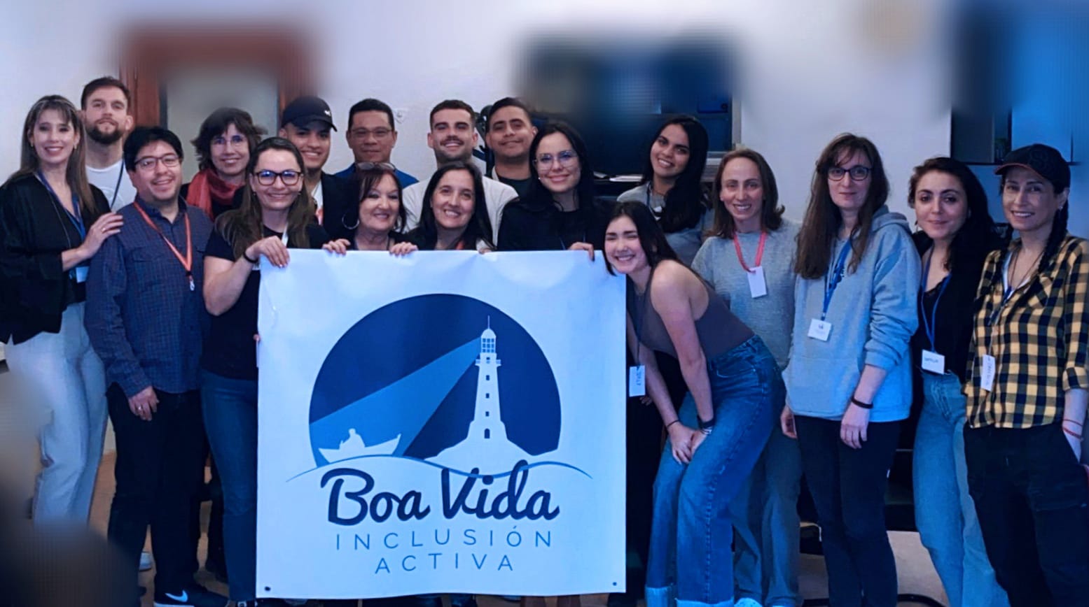 Imaxe do encontro das persoas que conforman o equipo de Boa Vida cunha pancarta co logo da empresa